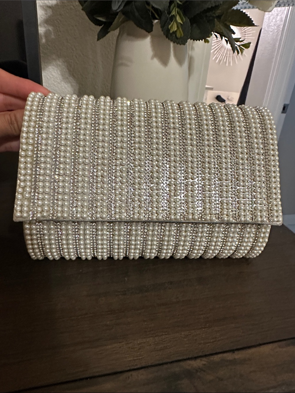 Olga Berg Elegant White Crystal Chain Shoulder Bag pearls and diamond - Picture 4 of 9